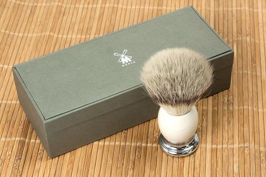 Кисточка-помазок для бритья Muehle Pinsel серии Sophist, синт.волос "Серебряная фибра", ручка из фарфора